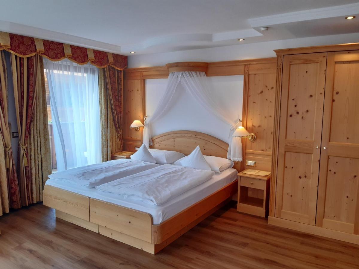 Garni Franca B&B セルヴァ・ディ・ヴァル・ガルデーナ エクステリア 写真