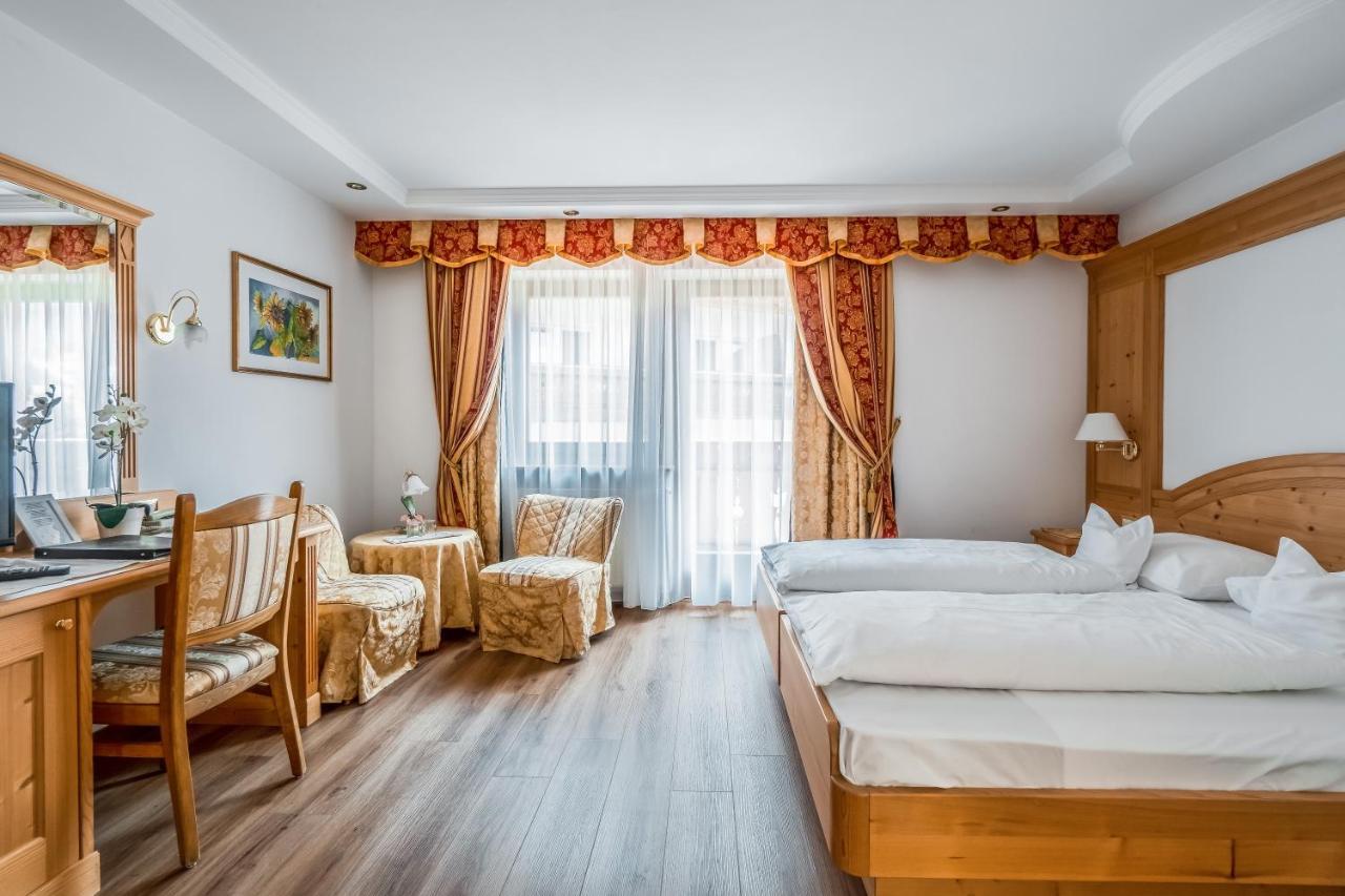 Garni Franca B&B セルヴァ・ディ・ヴァル・ガルデーナ エクステリア 写真